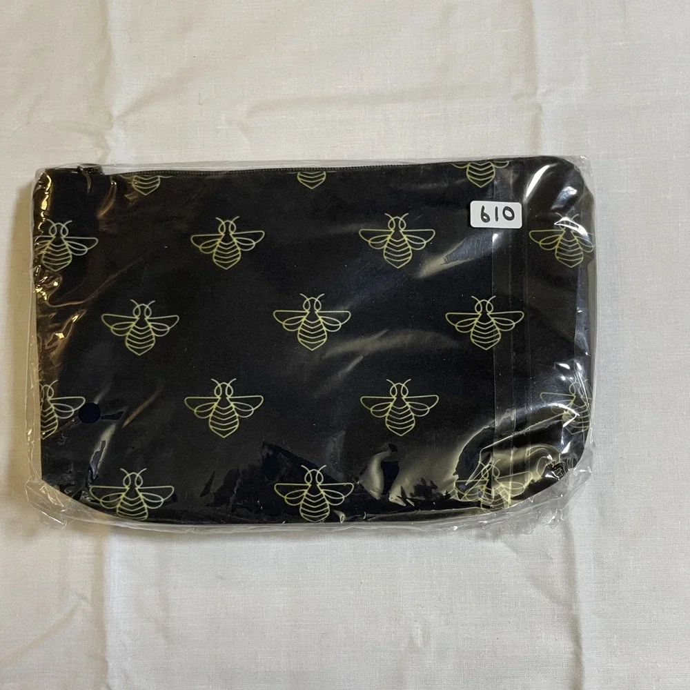 The Pouch Bee Print Cosmetic Bag Women OS Black‎ NWT Zippered Travel Makeup Case